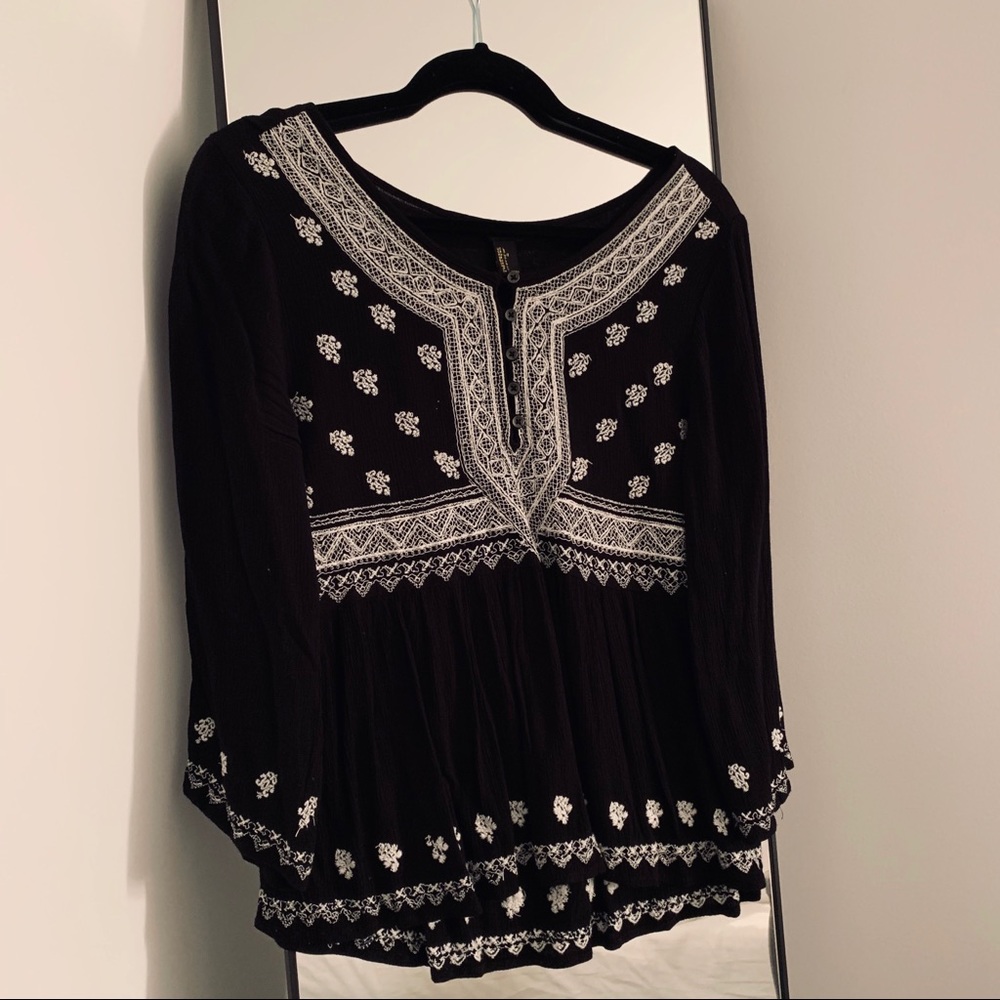 F21 Black and White Peasant Top